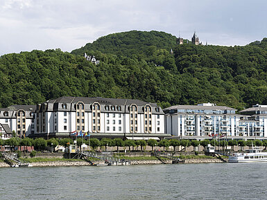 Exterior view of Maritim Hotel Königswinter with a view of the Drachenfels and the Rhine.