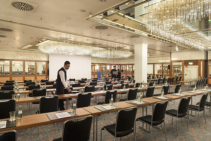 Conference hall with row seating and chandeliers at the Maritim Hotel Munich