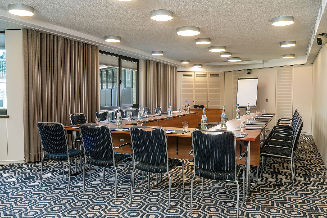 Meeting room "Salon Maritim" at Maritim Hotel Bad Homburg with U-shaped table setup.
