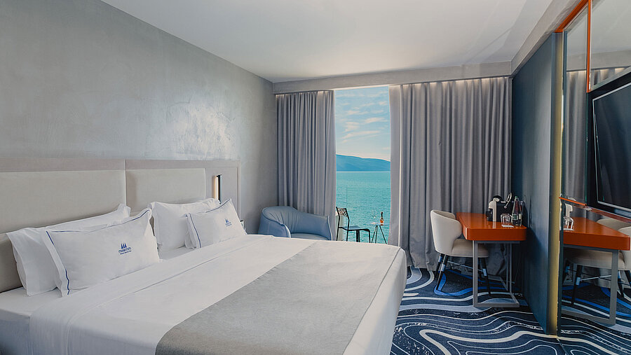 Modern double room at Maritim Resort Marina Bay with sea view, king bed and desk
