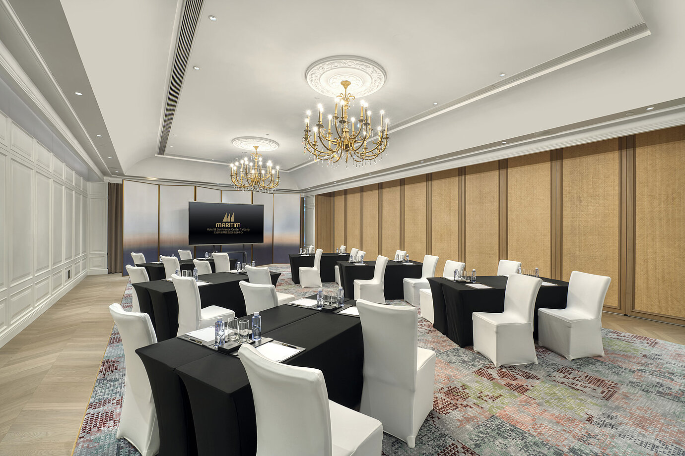 Meeting room with U-shape seating, chandeliers and presentation area at Maritim Hotel Taicang