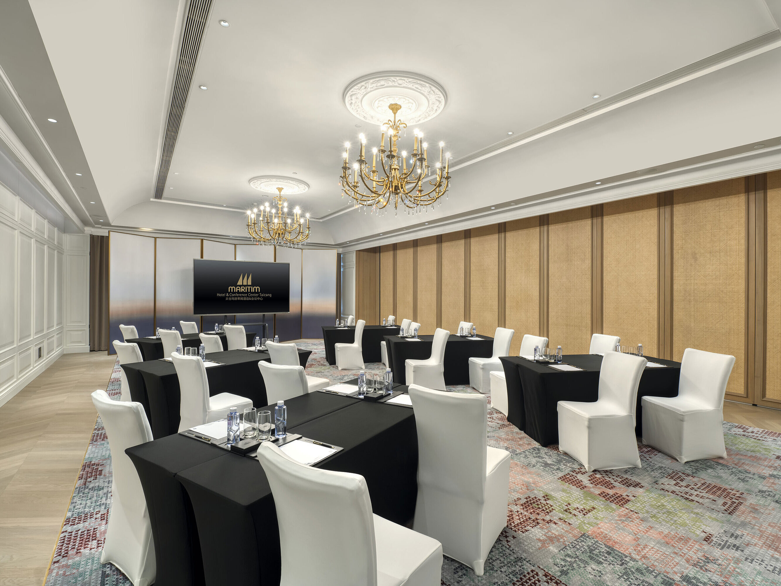 Meeting room with U-shape seating, chandeliers and presentation area at Maritim Hotel Taicang