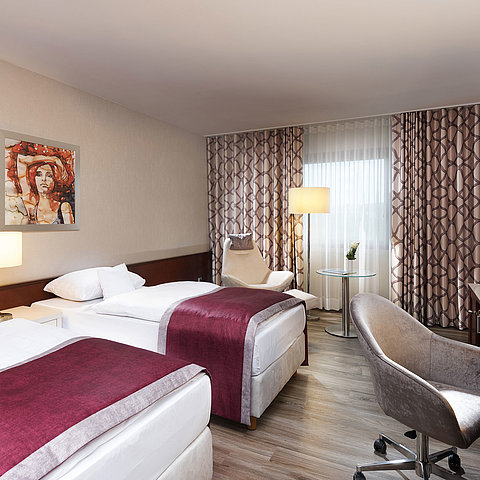 Classic twin room without carpet at Maritim Hotel Bonn, with desk, chairs, and modern amenities.