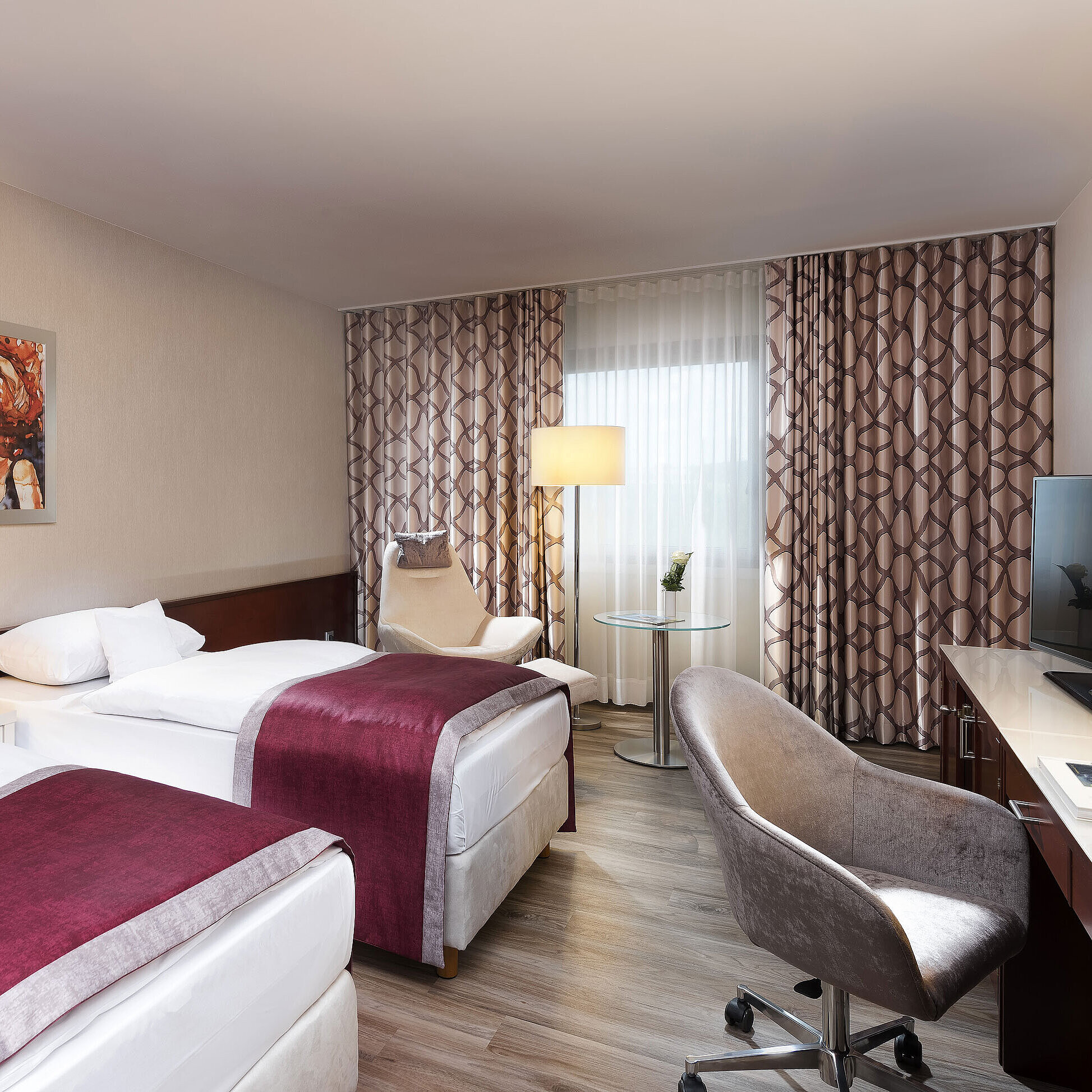 Classic twin room without carpet at Maritim Hotel Bonn, with desk, chairs, and modern amenities.