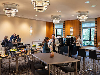 Coffee break with snacks and drinks in the conference area of Maritim Hotel Düsseldorf