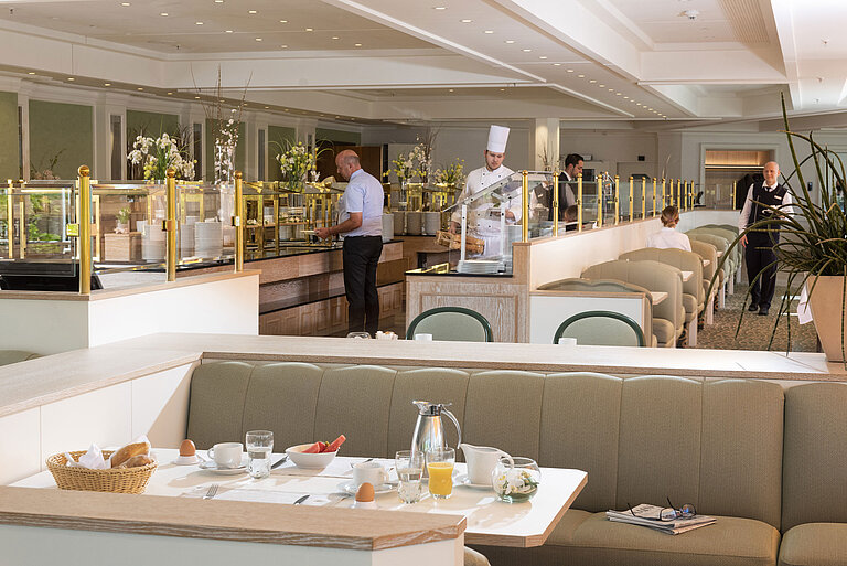 Breakfast buffet at Maritim Hotel Würzburg with guests, chefs and a wide selection
