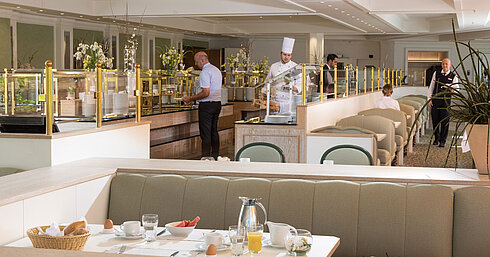 Breakfast buffet at Maritim Hotel Würzburg with guests, chefs and a wide selection