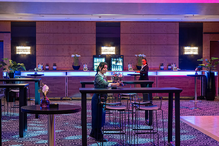 Modern bar area at Maritim Hotel Düsseldorf with stylish lighting