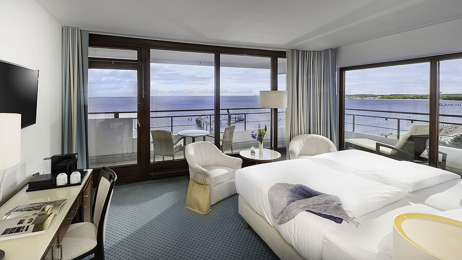 Comfortable double room at Maritim Seehotel Timmendorfer Strand with balcony and Baltic Sea panorama