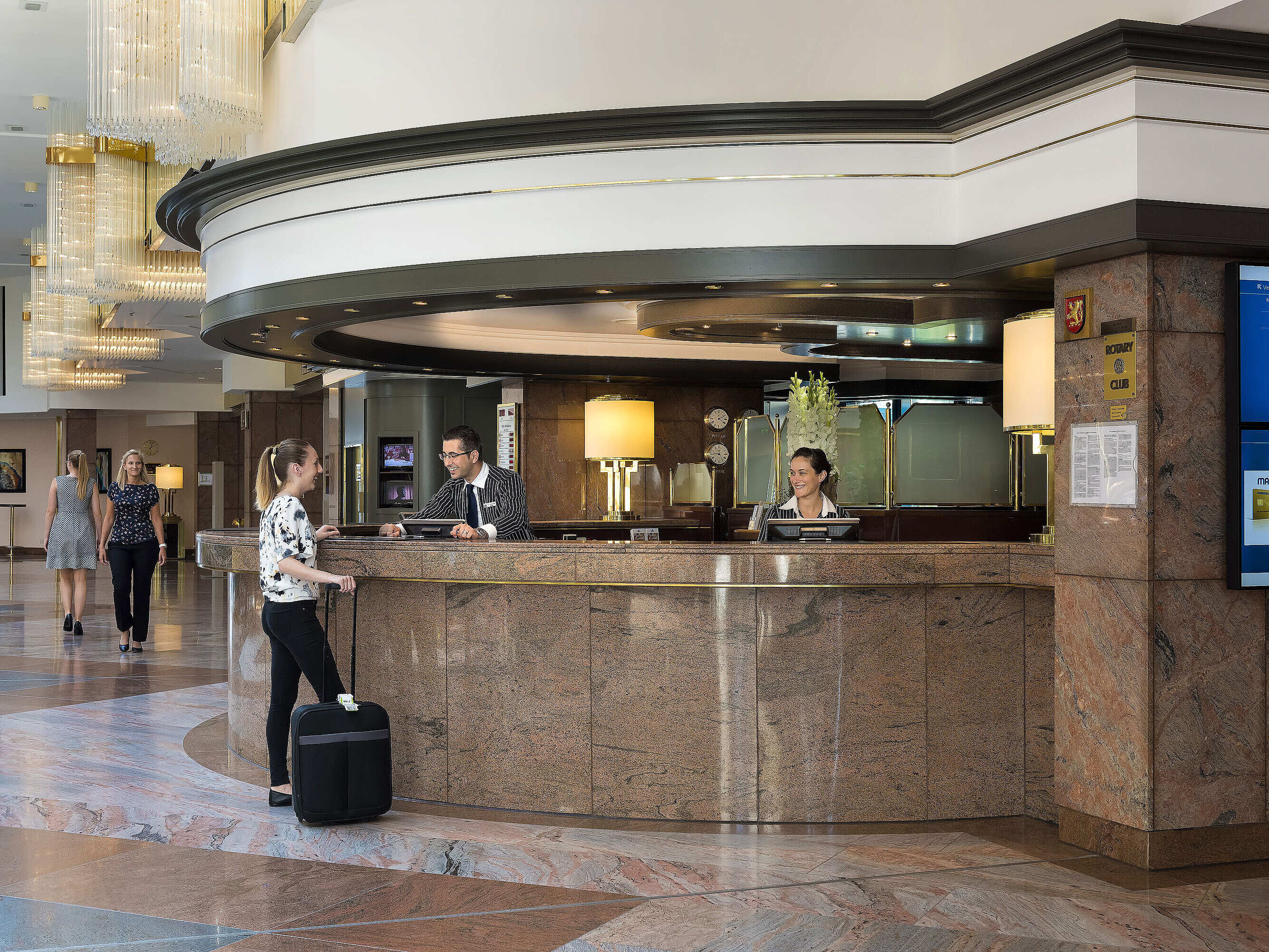 Warm welcome at the reception of Maritim Hotel Hannover with elegant design and friendly service.