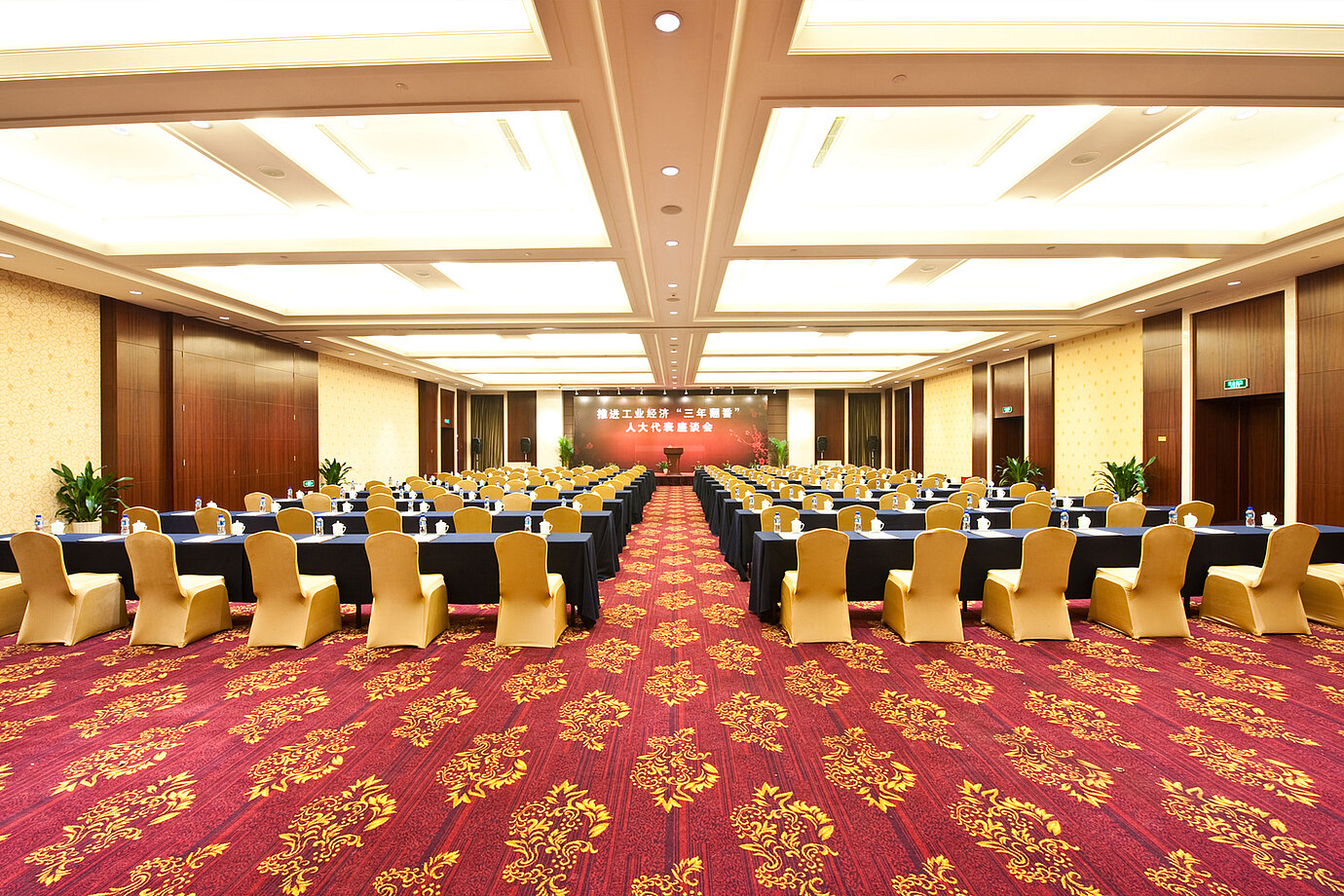 明亮的會議室配備排座式座椅、寬敞舞台、現代化設備及舒適氛圍，為成功舉辦活動提供理想場地。