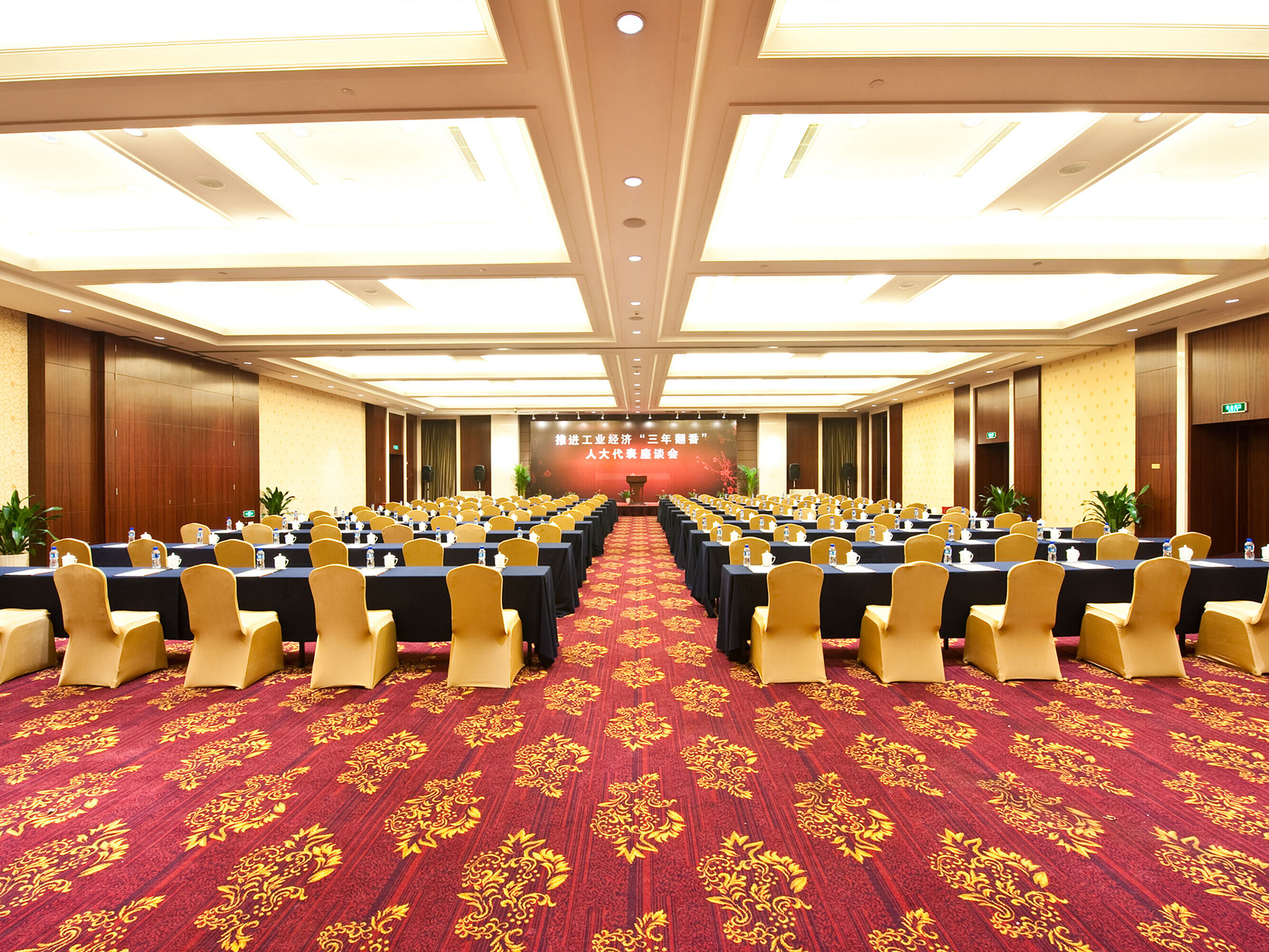 明亮的會議室配備排座式座椅、寬敞舞台、現代化設備及舒適氛圍，為成功舉辦活動提供理想場地。