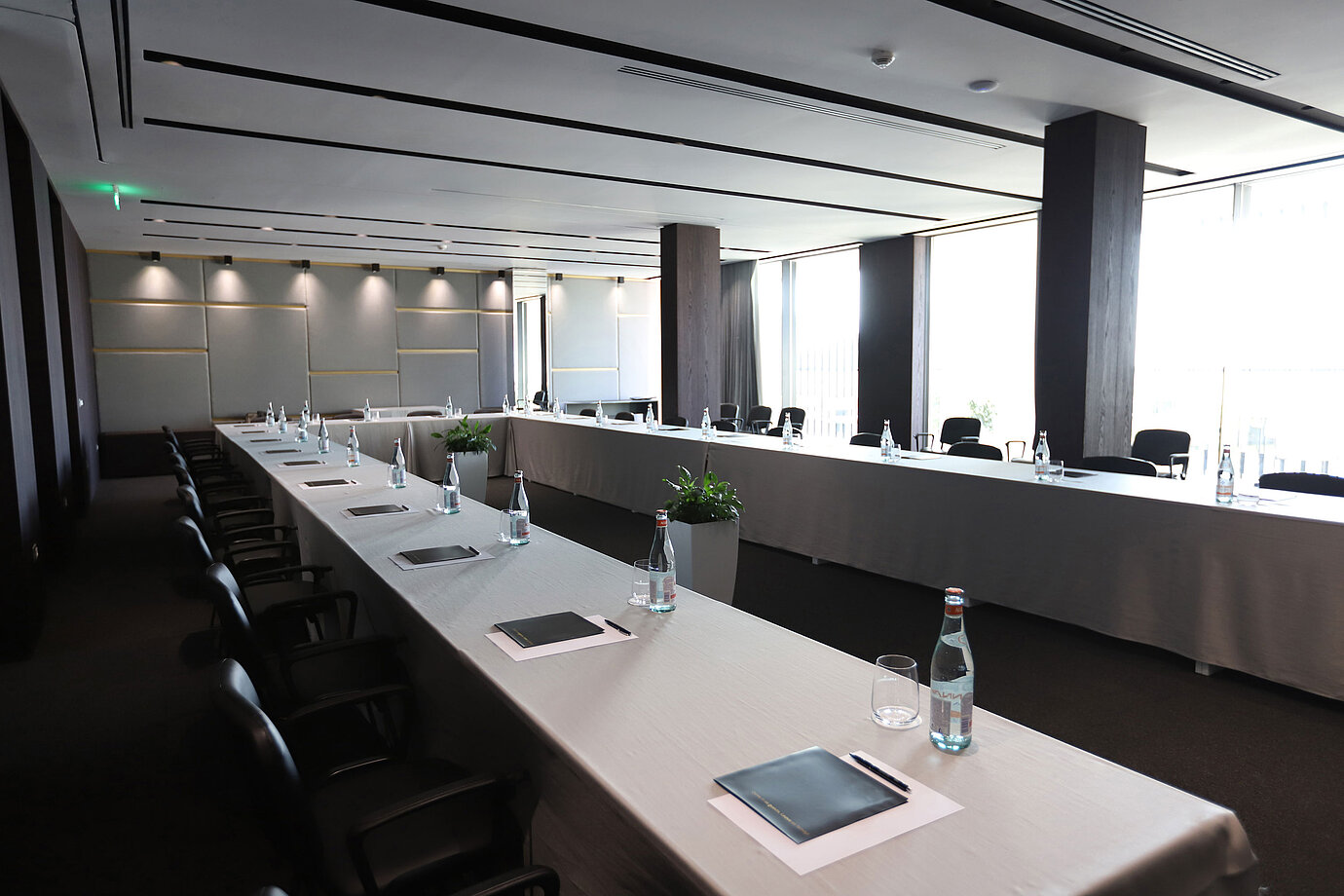 Bright meeting room at Maritim Resort Marina Bay with U-shape seating, daylight and modern equipment