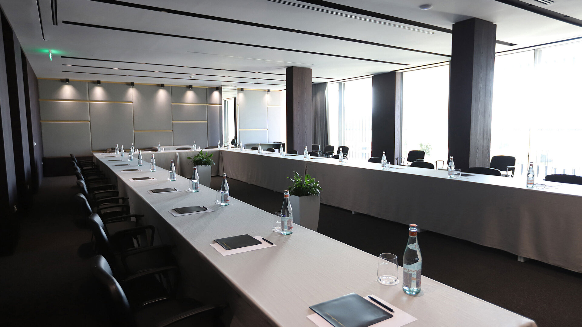 Bright meeting room at Maritim Resort Marina Bay with U-shape seating, daylight and modern equipment