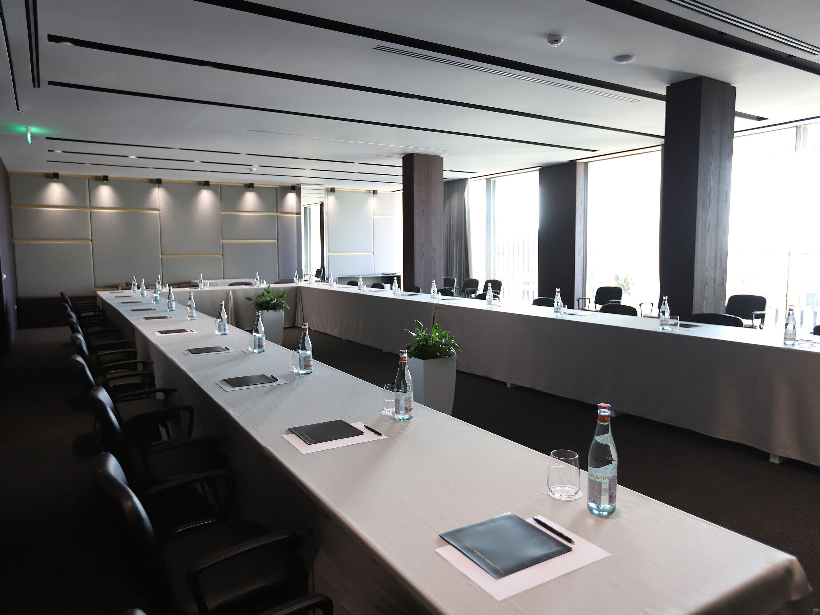 Bright meeting room at Maritim Resort Marina Bay with U-shape seating, daylight and modern equipment
