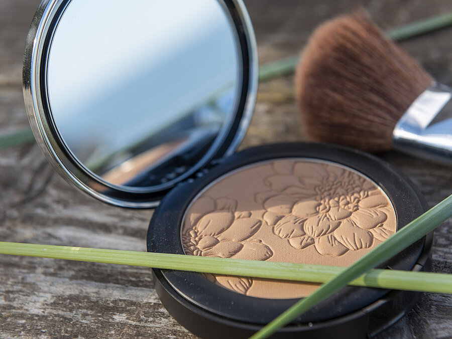 Cosmetic set with powder, mirror and brush at Maritim Seehotel Timmendorfer Strand