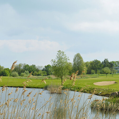 Golf course with pond | Maritim Golfpark Ostsee