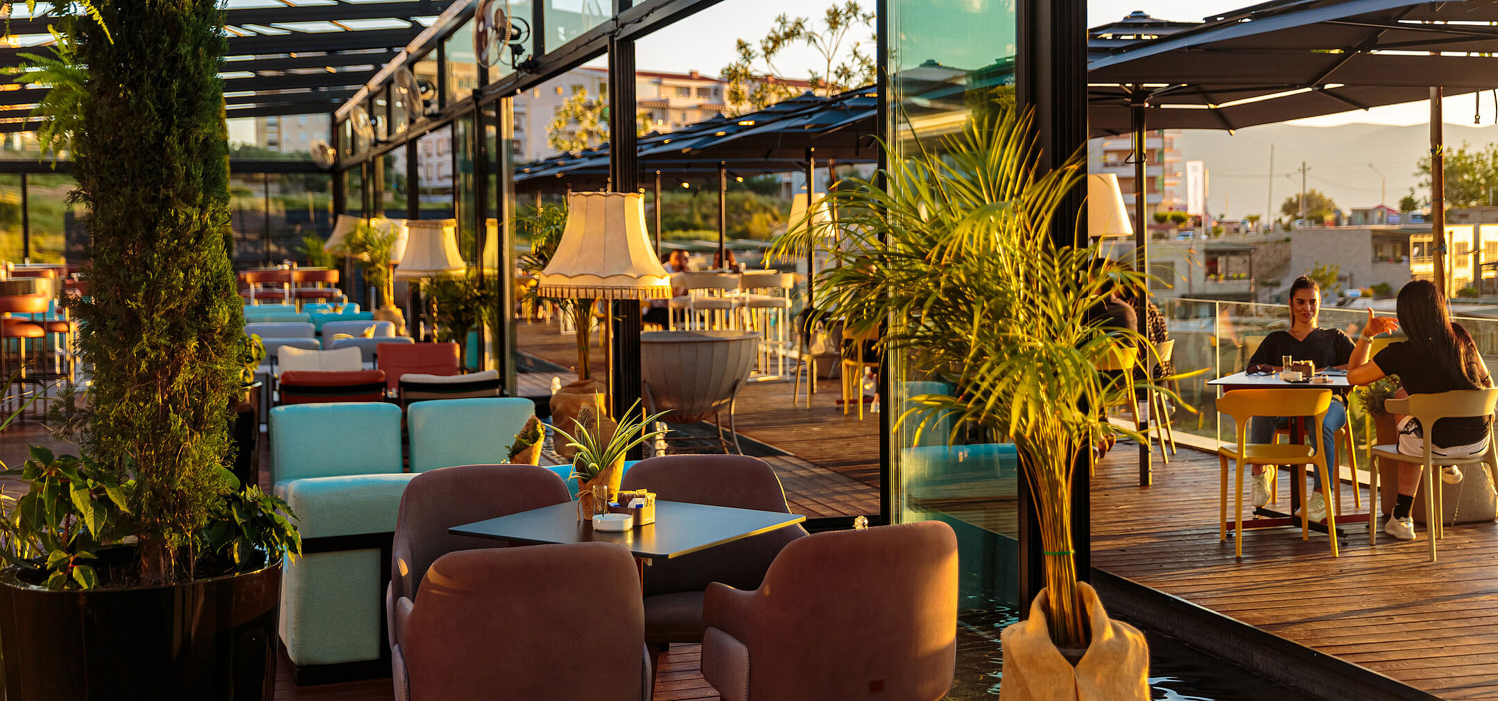 Stylish restaurant with cosy seating areas and evening atmosphere at Maritim Resort Marina Bay