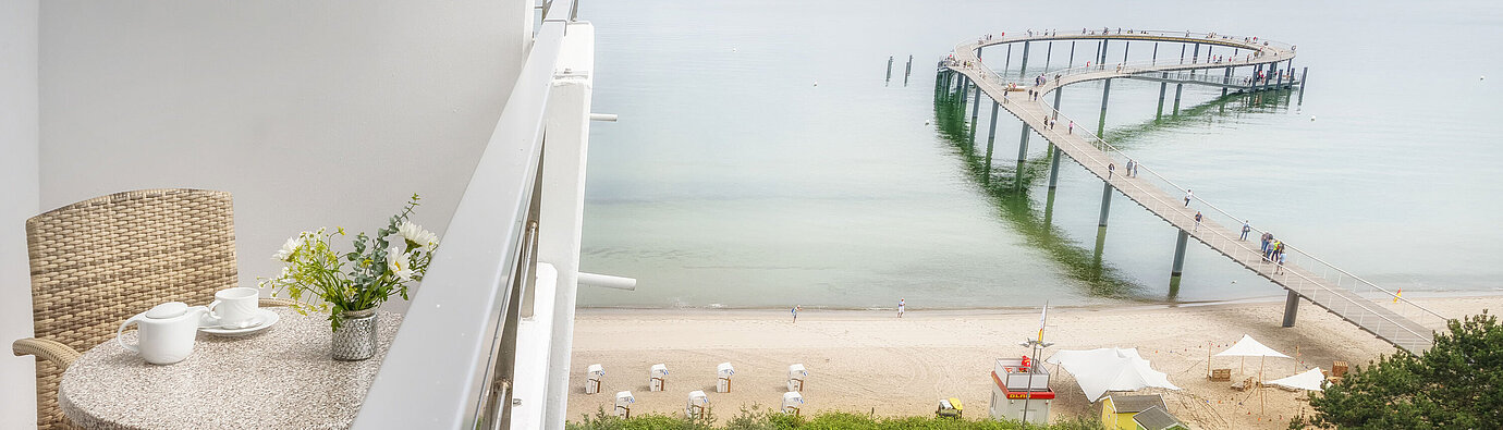 Balcony at Maritim Seehotel Timmendorfer Strand with view of pool, beach and pier