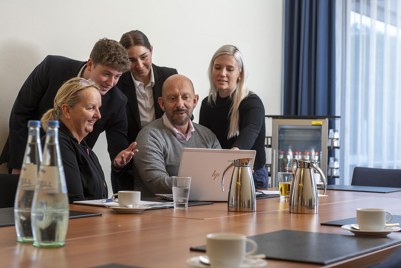 Group working together with laptop in a meeting room at Maritim Hotel Travemünde
