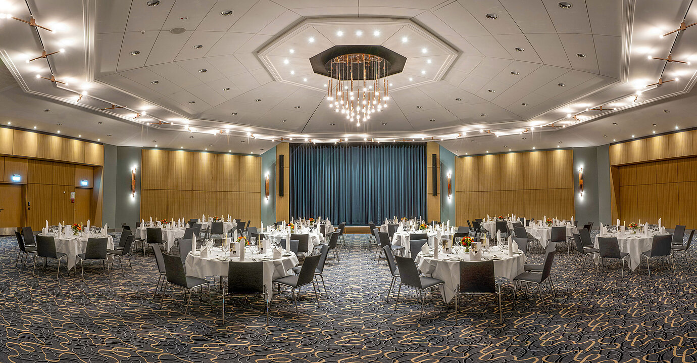 Large Barbarossa Banquet Hall at the Maritim Hotel Würzburg with round tables and a stylish ambience.