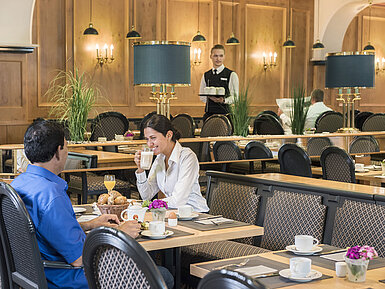Guests enjoying the breakfast buffet at the "Rôtisserie" restaurant of Maritim Hotel Bonn with freshly prepared dishes.