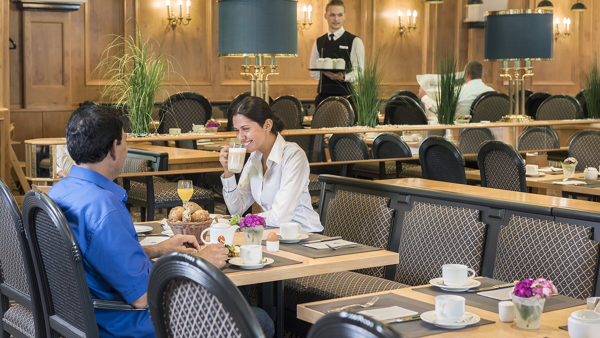 Guests enjoying the breakfast buffet at the "Rôtisserie" restaurant of Maritim Hotel Bonn with freshly prepared dishes.