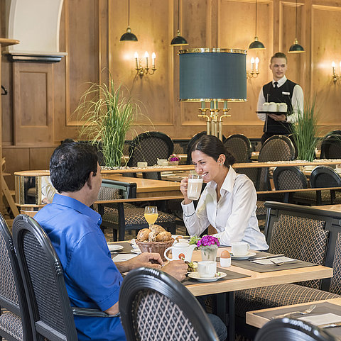 Guests enjoying the breakfast buffet at the "Rôtisserie" restaurant of Maritim Hotel Bonn with freshly prepared dishes.