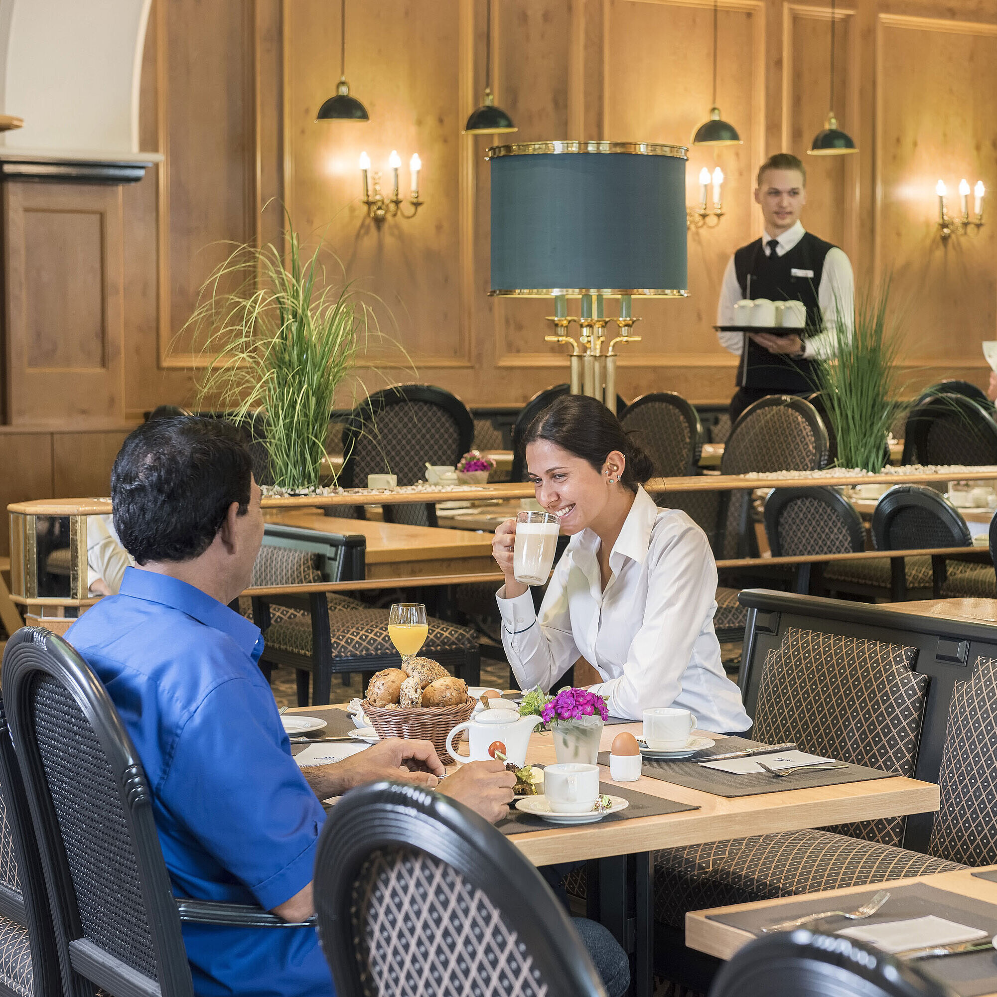 Guests enjoying the breakfast buffet at the "Rôtisserie" restaurant of Maritim Hotel Bonn with freshly prepared dishes.