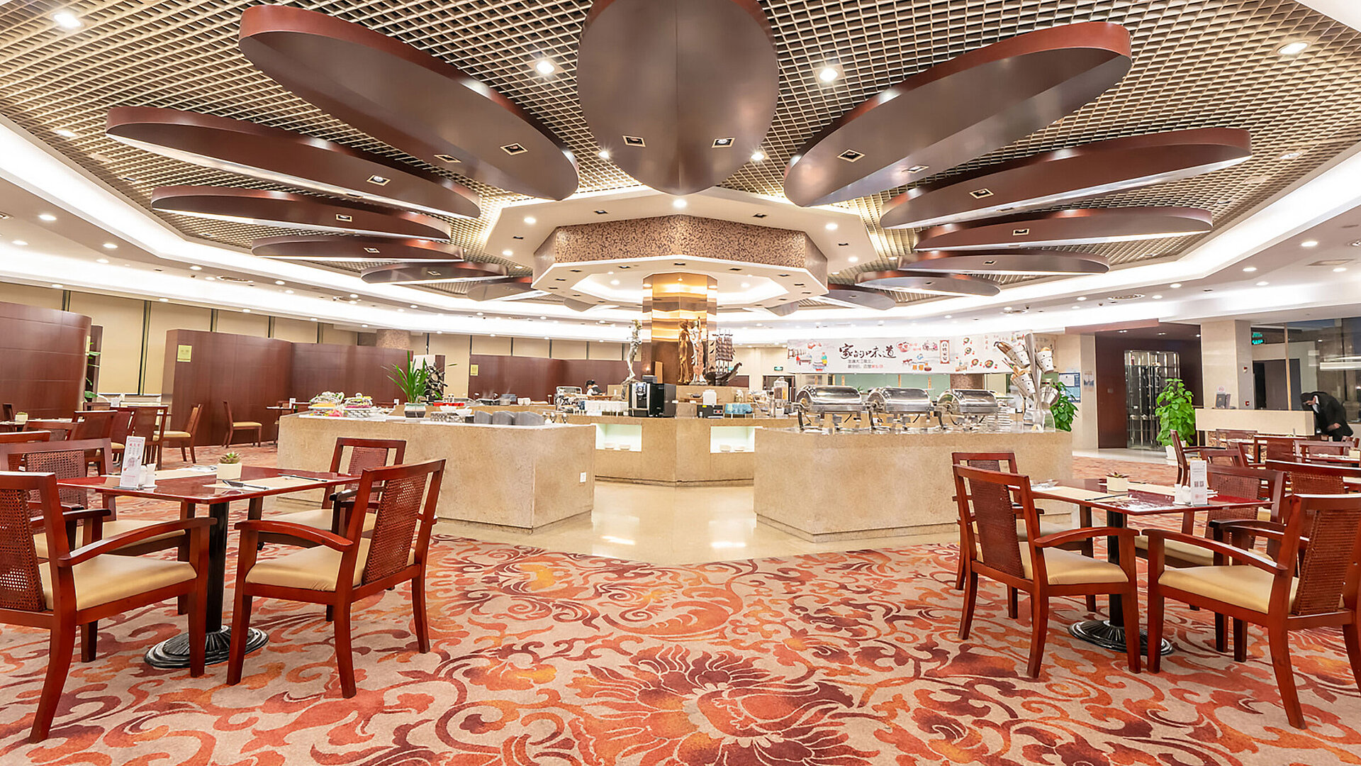 明亮餐廳設有寬敞自助餐區，搭配現代化天花板裝飾與優雅座椅，提供舒適的用餐體驗