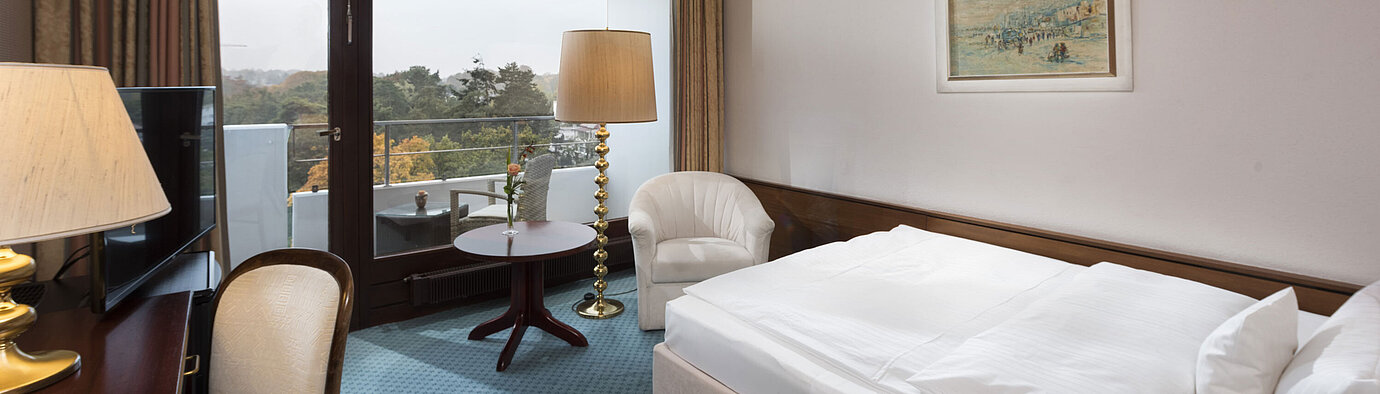 Single room at Maritim Seehotel Timmendorfer Strand with balcony, land view, and desk.