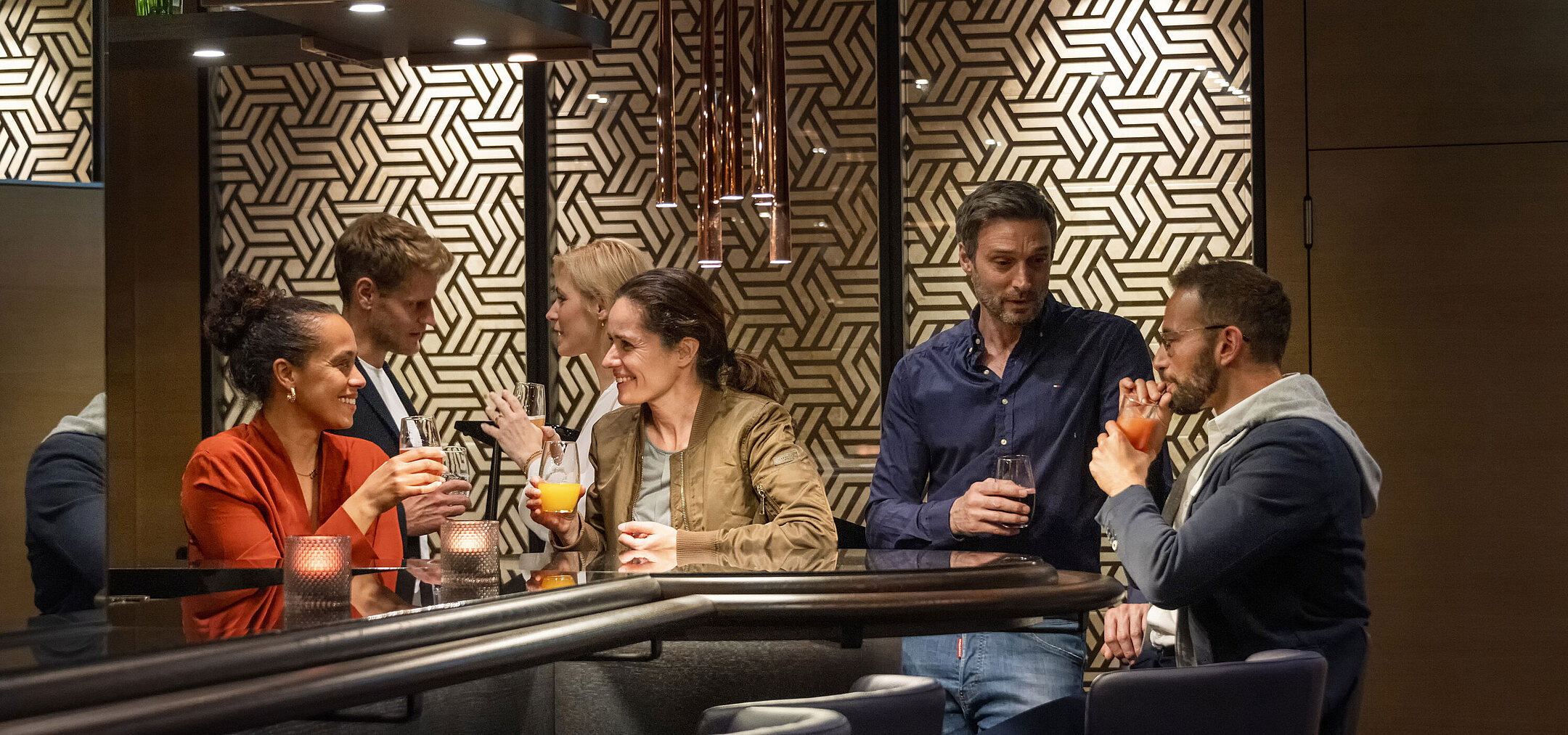 Guests enjoy drinks and lively conversations in the stylish bar at Maritim Hotel Ingolstadt.