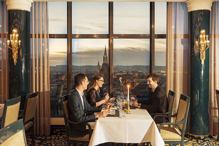 Guests enjoy dinner with a view of Ulm Minster at the restaurant of the Maritim Hotel Ulm