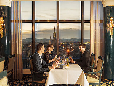 Guests enjoy dinner with a view of Ulm Minster at the restaurant of the Maritim Hotel Ulm
