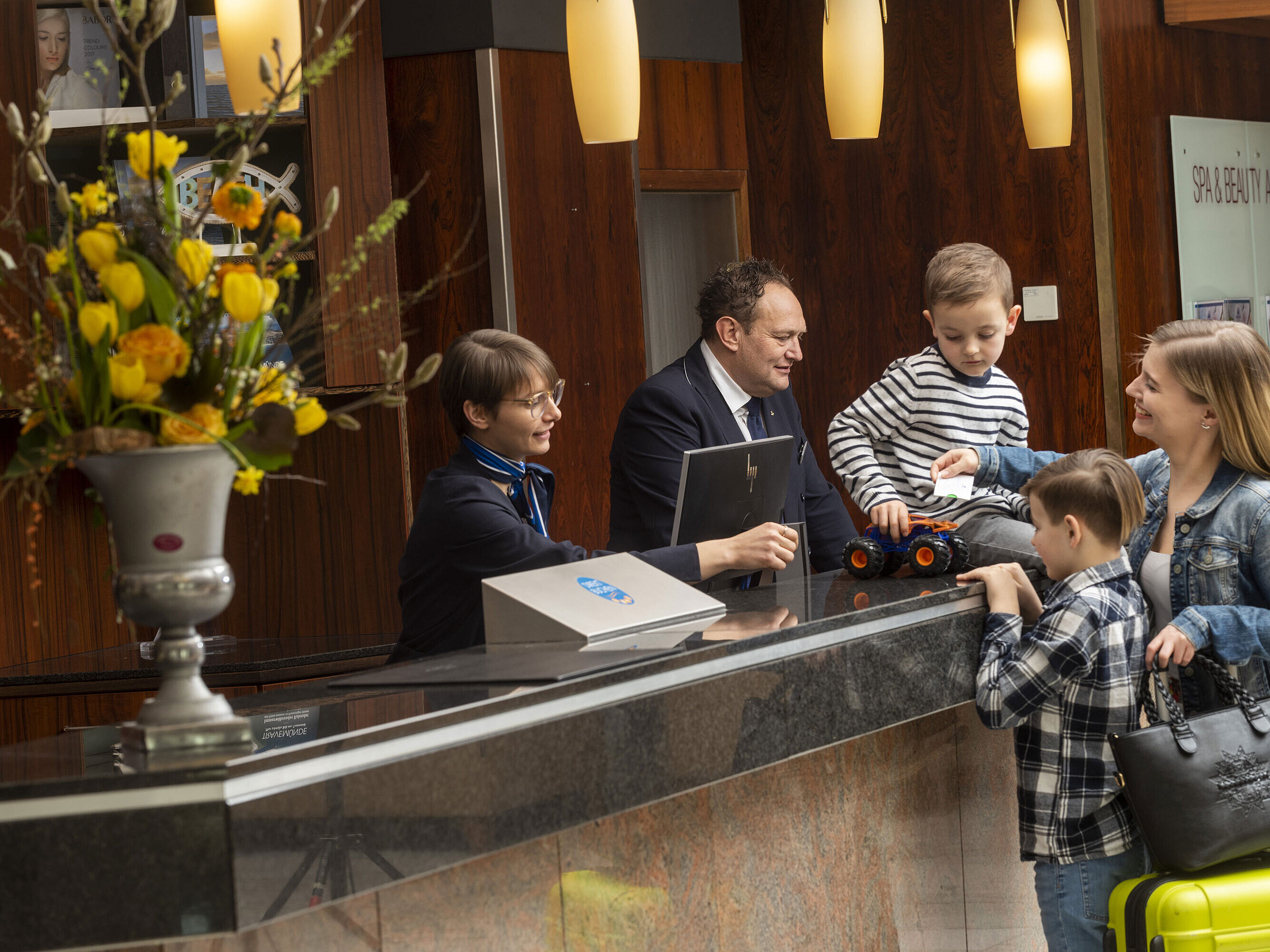 Reception team warmly welcomes a family with children at Maritim Hotel Travemünde