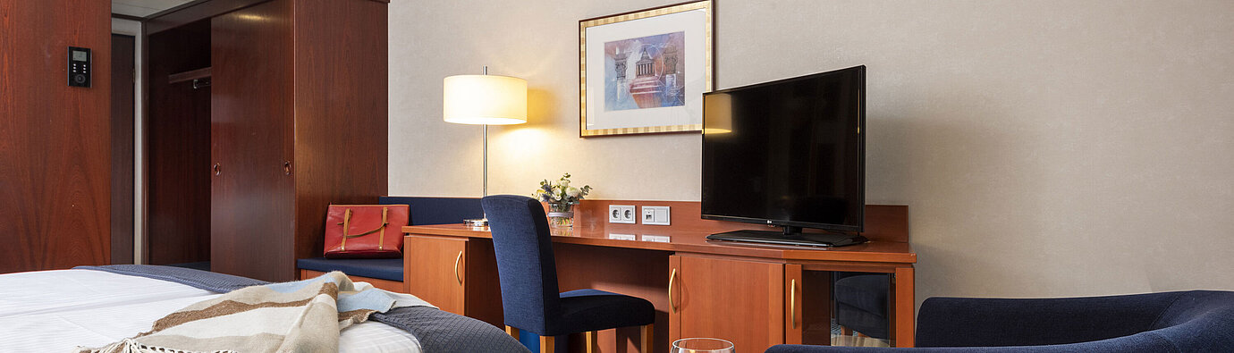 Classic double room at Maritim Hotel Würzburg with desk, armchair and welcoming interior