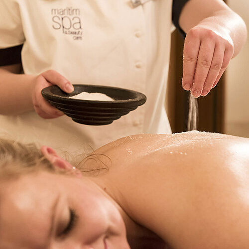 Close-up of a salt treatment on the back in the Maritim Seehotel Timmendorfer Strand wellness area.