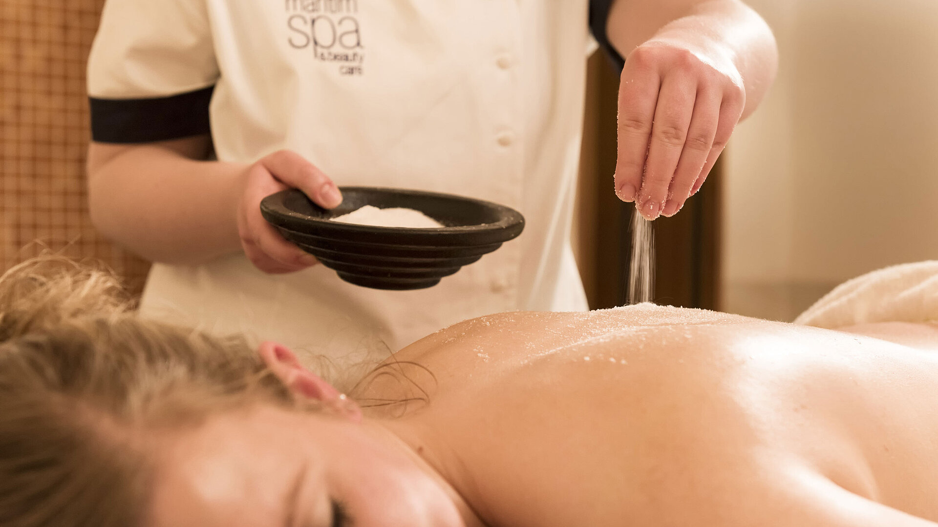 Close-up of a salt treatment on the back in the Maritim Seehotel Timmendorfer Strand wellness area.