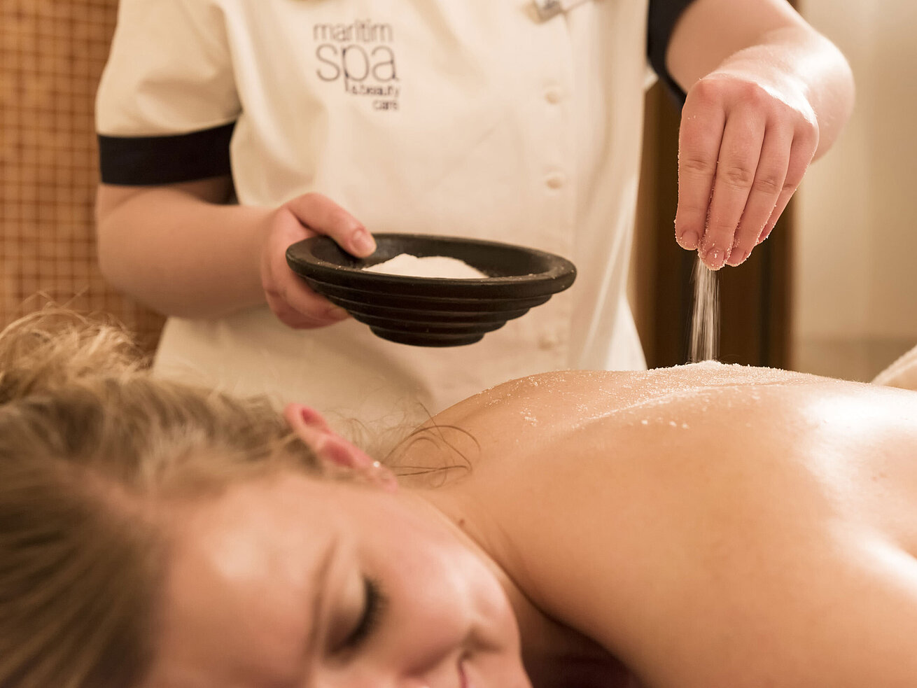 Close-up of a salt treatment on the back in the Maritim Seehotel Timmendorfer Strand wellness area.