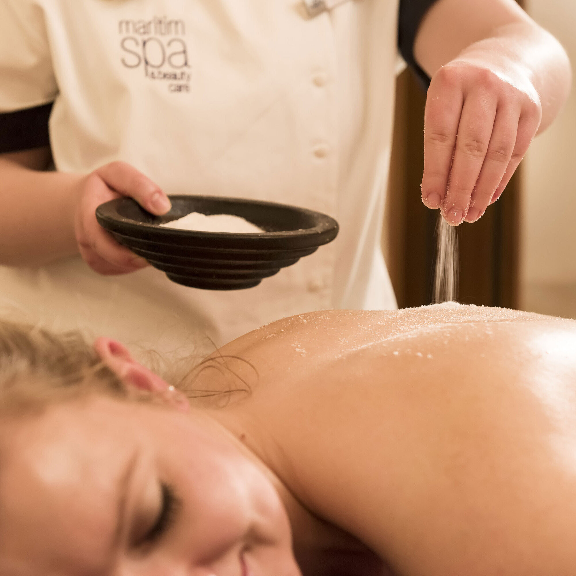 Close-up of a salt treatment on the back in the Maritim Seehotel Timmendorfer Strand wellness area.
