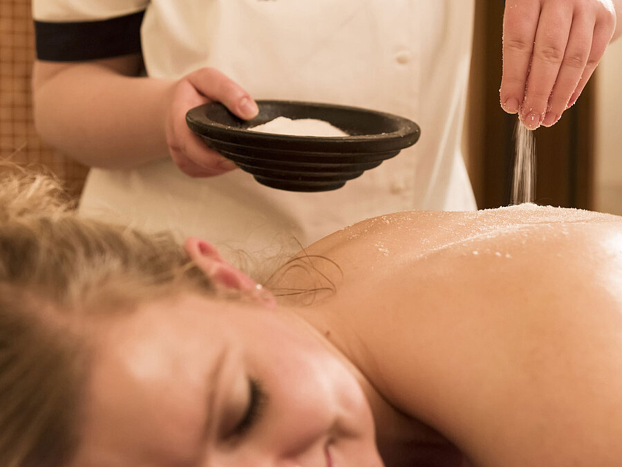 Close-up of a salt treatment on the back in the Maritim Seehotel Timmendorfer Strand wellness area.