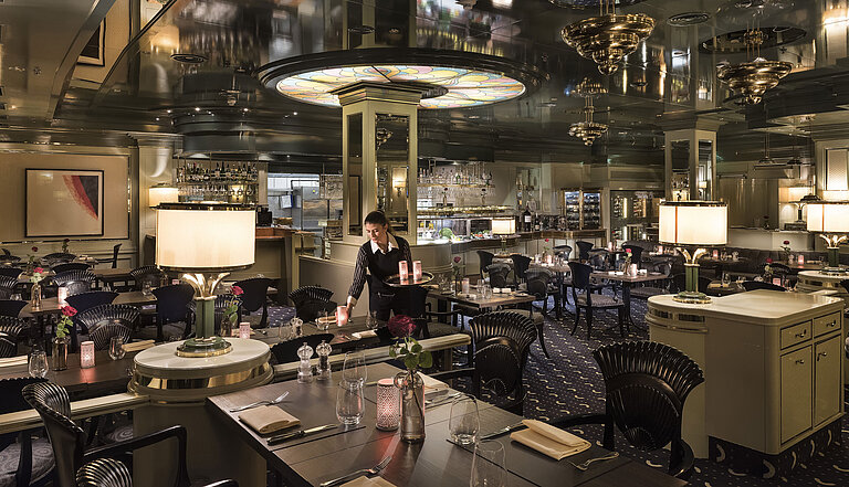 Elegant restaurant with classic interior, candlelight, and upscale atmosphere at Maritim Hotel Hannover.