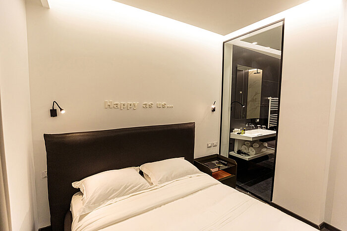 Comfortable double room at Maritim Resort Marina Bay with modern bathroom and cosy bed