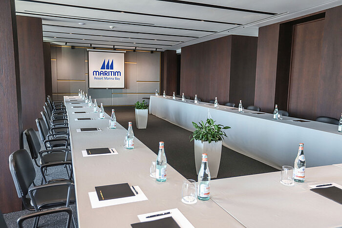 Modern meeting room at Maritim Resort Marina Bay with U-shaped seating and conference equipment