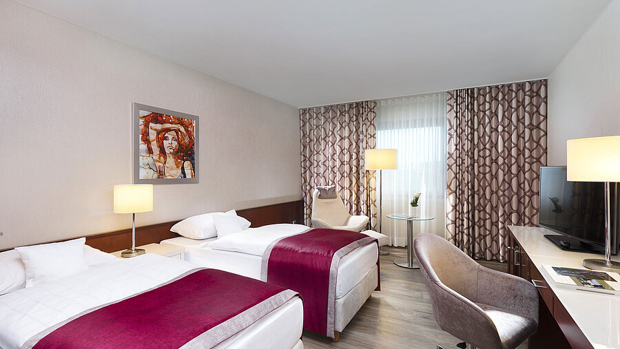 Allergy-friendly room at Maritim Hotel Bonn with two single beds, desk, TV, and allergy-friendly flooring.