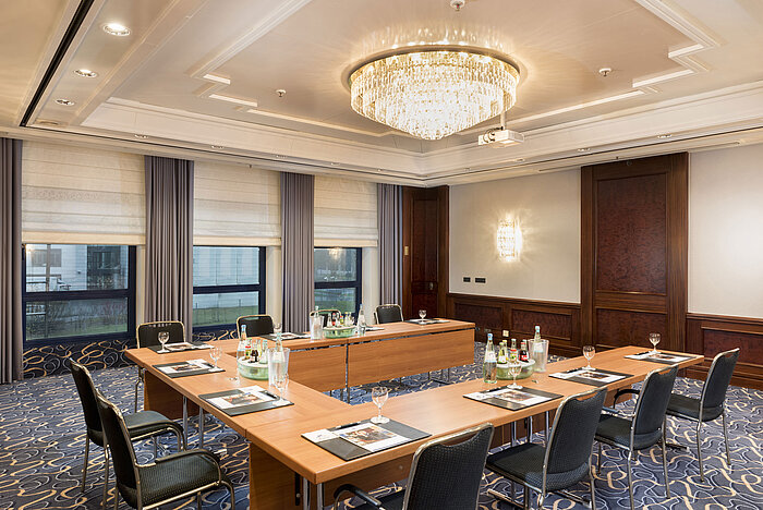 Salon Rheinaue at Maritim Hotel Bonn, set for a conference with U-shaped seating, equipped with drinks and materials