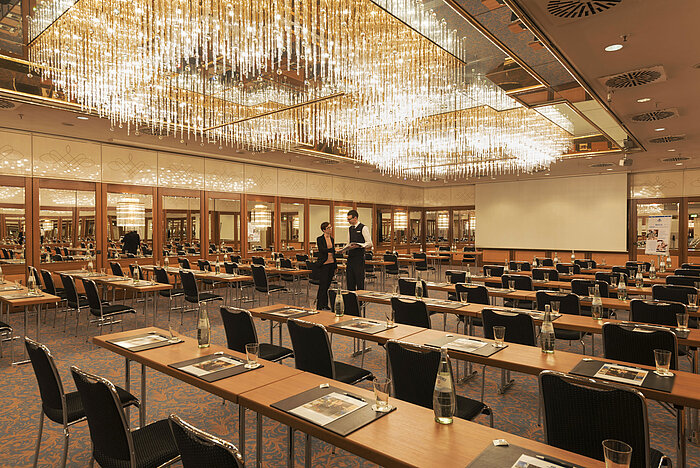 Spacious conference hall with chandeliers and professional setup at the Maritim Hotel Munich