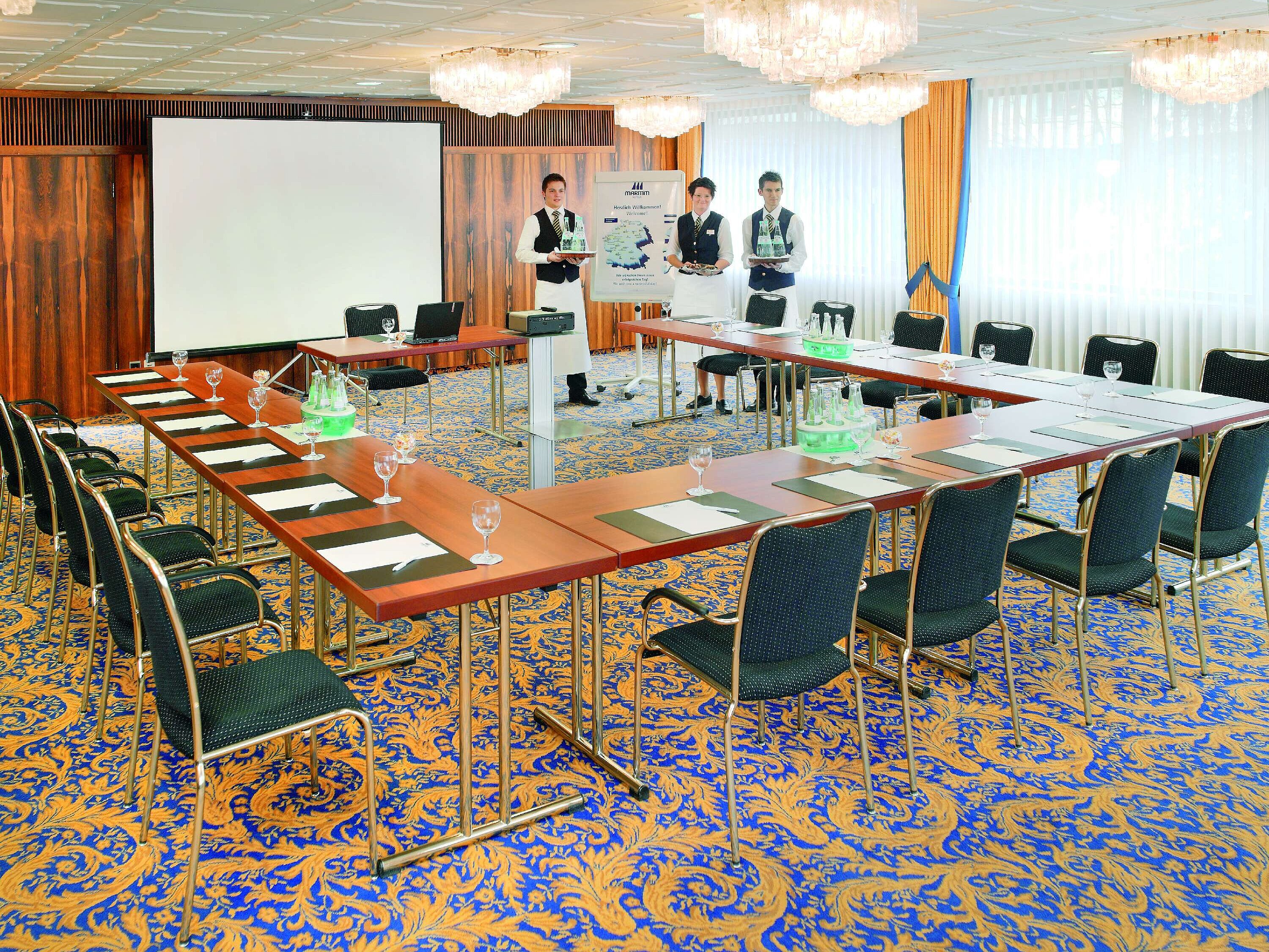U-shaped seating and friendly service in the conference room at Maritim Hotel Bad Salzuflen