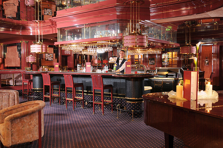 Elegant hotel bar at Maritim Hotel Bad Wildungen with bartender and cosy atmosphere