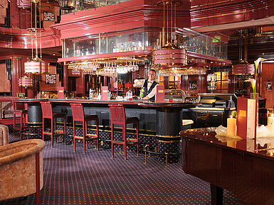 Elegant hotel bar at Maritim Hotel Bad Wildungen with bartender and cosy atmosphere